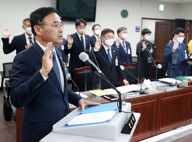 12일 오전 부산 금정구 부산대학교에서 열린 국회 교육위원회 부산대, 경상대, 부산대병원, 경상대병원 국장감사에서 차정인 부산대학교 총장이 선서하고 있다./연합뉴스