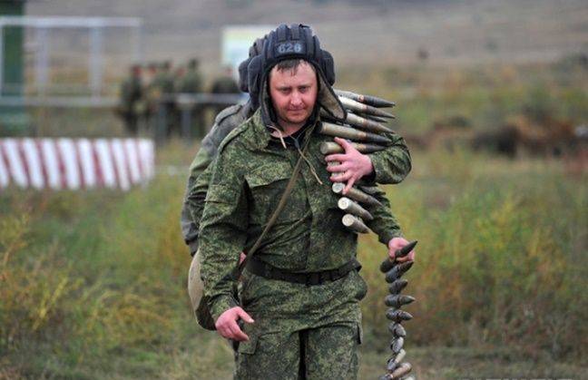 러시아군에 징집된 예비군들이 지난 4일 러시아 남부 로스토프나도누 사격장에서 군사 훈련 중 탄약을 나르고 있다. ⓒAP/연합뉴스