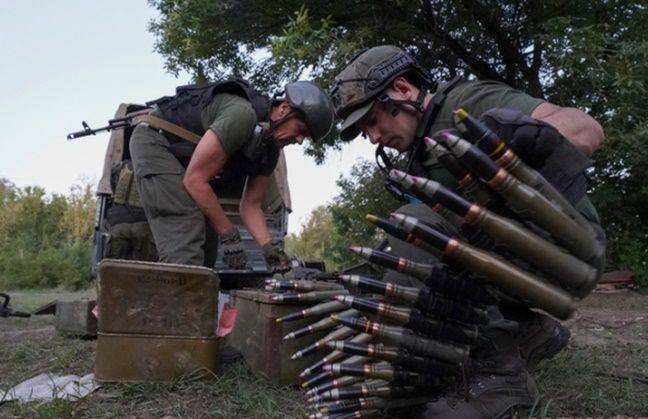 지난 8월 24일 우크라이나 하르키우에서 우크라이나 군인들이 러시아 진영을 향햐 발포 준비를 하고 있다. ⓒAP/ 뉴시스