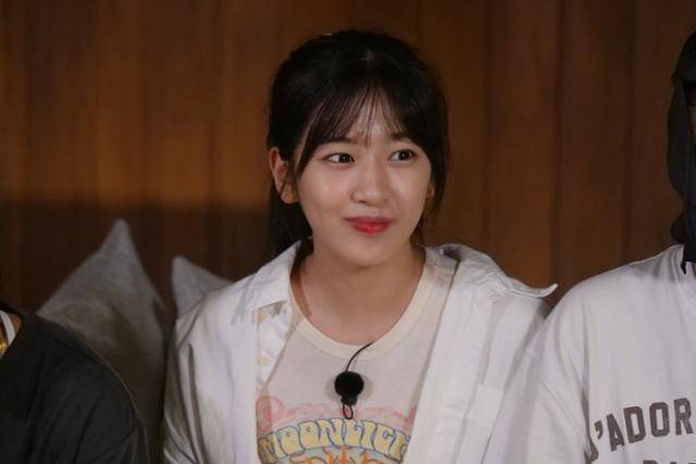 그룹 아이브 리더 안유진은 예능 프로그램에서 거침없는 모습으로 '제2의 은지원'으로 불린다. '뿅뿅 지구오락실'에서 안유진의 모습. tvN 제공