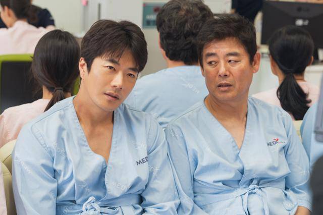 드라마 '위기의 X'에서 권상우(왼쪽)와 성동일은 환자와 한의사로 만나 함께 건강검진도 받는다. 웨이브 제공