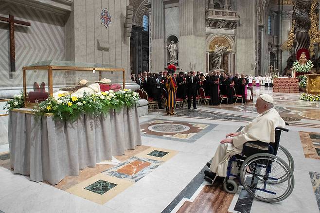 교황 성 요한 23세의 유해를 바라보는 프란치스코 교황. 사진 교황청