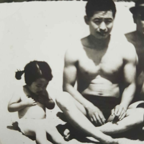 방송인 서정희는 아버지를 무척 따랐다. 사진은 해수욕장에서 찍은 ‘몸짱’ 아버지 서영배씨와 머리를 두갈래로 귀엽게 묶은 어린 시절의 서정희(왼쪽).