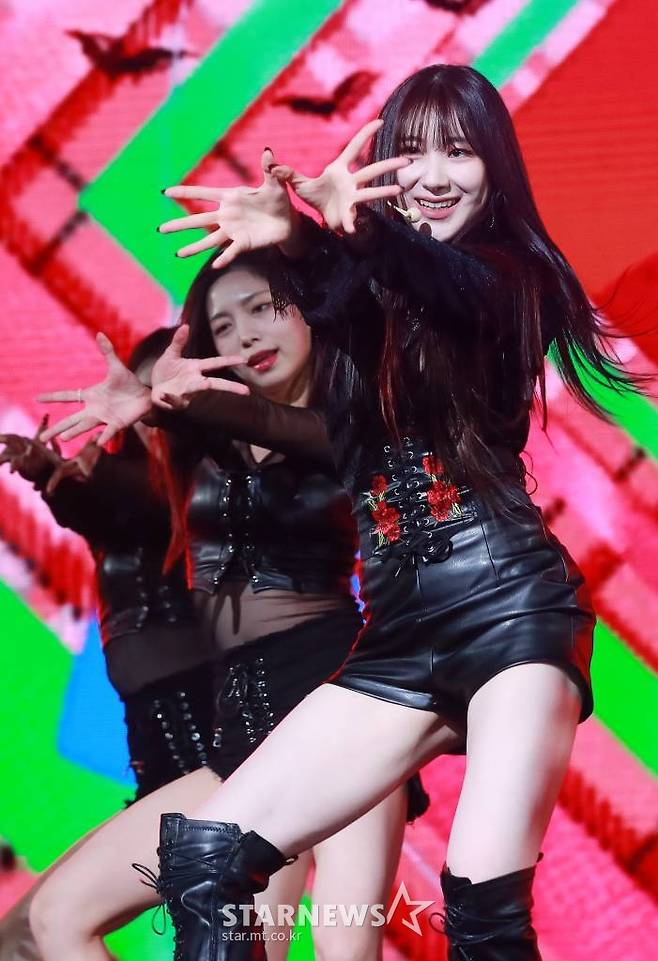 가수 이채연이 12일 오후 서울 광진구 예스24라이브홀에서 진행된 첫 번째 미니 앨범 ‘허쉬 러쉬'(HUSH RUSH) 발매기념 쇼케이스에서 신곡을 선보이고 있다. 이번 앨범에는 타이틀곡 ‘HUSH RUSH’를 비롯해 ‘Danny’, ‘Aquamarine’, ‘Same But Different’ 등 4곡이 수록됐다. /2022.10.12 /사진=이동훈 기자 photoguy@