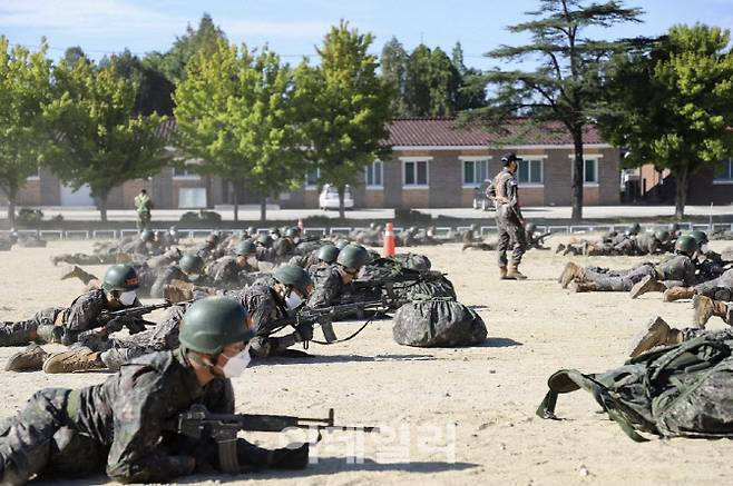 육군훈련소 훈련병들이 기초군사훈련을 하고 있다. (출처=육군훈련소)