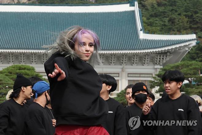 세계 각국 K팝 커버댄스 우승자들의 플래시몹 (서울=연합뉴스) 김주성 기자 = 세계 각국의 'K팝 커버댄스 대회 우승자'들이 14일 서울 종로구 청와대 본관 앞에서 플래시몹을 하고 있다.
2011년 처음 시작해 올해 12회째를 맞이한 이번 K팝 커버댄스 대회에는 폴란드, 멕시코, 호주, 일본, 인도네시아 등 12개국 우승자 87명이 참가했다. 이들은 15일 한강 노들섬 특설무대에서 결승전을 갖는다. 2022.10.14 utzza@yna.co.kr