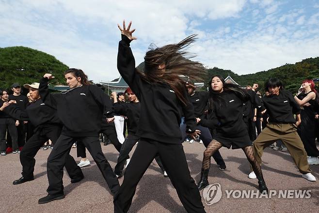 청와대에서 펼쳐진 K팝 커버댄스 플래시몹 (서울=연합뉴스) 김주성 기자 = 세계 각국의 'K팝 커버댄스 대회 우승자'들이 14일 서울 종로구 청와대 본관 앞에서 플래시몹을 하고 있다.
2011년 처음 시작해 올해 12회째를 맞이한 이번 K팝 커버댄스 대회에는 폴란드, 멕시코, 호주, 일본, 인도네시아 등 12개국 우승자 87명이 참가했다. 이들은 15일 한강 노들섬 특설무대에서 결승전을 갖는다. 2022.10.14 utzza@yna.co.kr