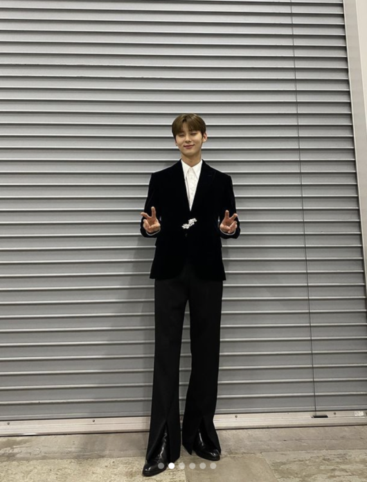 Hwang Min-hyun, a singer and actor from New East, boasted the appearance of a young man.On the 15th, Hwang Min-hyun posted several photos on his instagram with no black heart emoticons.The photo was taken by Hwang Min-hyun before attending  ⁇  Keikon 2022 - Japan (KCON 2022 - JAPAN)  ⁇ , and he was in the middle of practicing by checking the cue card.In another photo, he boasted a huge leg length and a small head, and he caught sight of the all-time ratio, especially the beauty that still boasts the visuals.On the other hand, Hwang Min-hyun attended Keicon (KCON) 2022 Japan Festival held at Ariake Arena in central Tokyo for three days from 14th to 16th.In addition, Hwang Min-hyun is scheduled to appear in the tvN drama  ⁇   ⁇   ⁇ : Light and Shadow (Hwanhong 2), which is scheduled to air in December.hwang min-hyun SNS