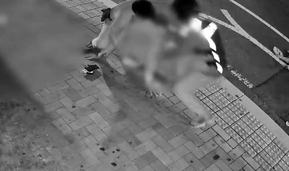 6일 서울 동대문 의류도매상가에서 서울중부경찰서 광희지구대 소속 주영록 경위가 시민 오토바이 뒷좌석에 탄 채 도주하는 피의자를 쫓아 검거에 성공했다. 2022.10.6 서울경찰 페이스북