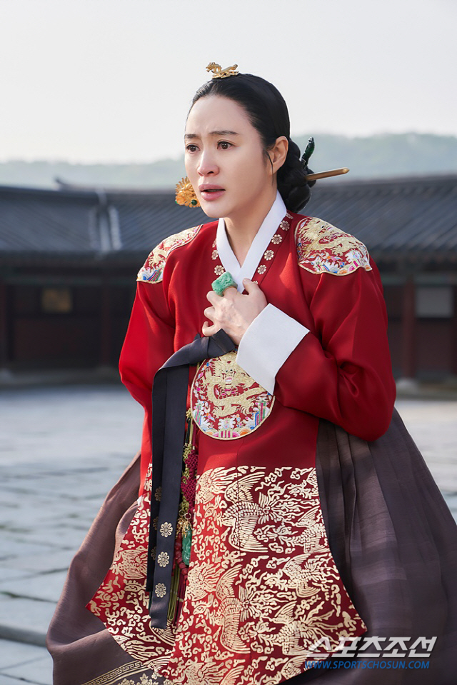 Even Eyebrow deserves a Best Actress Award.Kim Hye-soo is also a believer. In the historical drama, there is a limit to expressing emotions trapped in heavy Hanbok.Even Eyebrow is a master of the art: anger and embarrassment are the basics, from the look of embarrassment to the desperation. Sometimes both sides go up, sometimes only one side, and there are various angles to the right and left.However, Kim Hye-soos feelings come to the viewer precisely in the play.TVNs new Saturday-Sunday drama Schrup (playwright Park Barra, director Kim Hyung-sik), which first aired on the 15th, captivated viewers with a breathtaking story that unfolded for about 70 minutes.The first audience rating exceeded 7% as it added to the tension of the court which is full of tension with the contrast of the middle war.In particular, Kim Hye-soo leads the story as if it were a one-man show (actually running around constantly to clean up the mess of the troublemakers) and is a great power and acting ability.Previously, Schrup attracted attention because it was Kim Hye-soos dramatic drama for 20 years. He took the role of the main character Jang Hee-bin in the KBS2 drama Jang Hee-binAs the broadcast began, Kim Hye-soo searched for Sejo of Joseon scattered all over the place from early morning.This is because King Lee Ho (Choi Won-young) and Dae-bi (Kim Hye-soo) decided to visit the school where Sejo of Joseon study, and they had to find Sejo of Joseon and take them to the school before they entered middle school.4 Sejo of Joseon (Yoo Seon-ho) arrived at Jonghak sooner than other princes.Hwaryeong, who found Sejo of Joseon (Yoon Sang-hyun), who was in the fireplace, woke up to the sleeping 5-year-old Sejo of Joseon (Park Ha-jun) and ran to middle school.However, the king and the contrast had already arrived at the middle school, and Hwaryeong and Sejo of Joseon were late, and the second son, Sejo of Joseon (Moon Seong-min), arrived late and bought it.In the midst of this, the Sejo of Joseon, who was in trouble, set up a contrast and a controversy. In the middle of this, the taxa learned the kingship perfectly in the end, but suddenly the taxa fell down on the road, It turned out to be sick.The middle war was deeply submerged by listening to the story of the three who died in the past.Hwaryeong asked the king to treat the taxa, but Joe had already left by the request of the preparation.In addition, Daebi suggested that the crown prince should be selected from among the princes through an evaluation at the end of the year, rather than leaving the position of the crown prince who left abroad. It turned out that Daebi already knew the crown princes condition and made such a decision.In order to protect the Crown Prince and the Sejo of the Joseon Dynasty, Hwaryeong visited Seo Yi-Sook, the son of Yoon, who was originally a crown prince, but died due to bloodshed, and Lee Ho was seated there, and Yoon was also expelled from the palace.The middle-class Hwaryeong kneeled in the rain and raised the curiosity about the second time by asking what happened between the contrast and the wastepaper.On the other hand, Schrup is an old word meaning umbrella. It is a drama depicting the fierce royal education battle for the princes of the accident. It depicts the special royal education of the 1% royal family of the Joseon Dynasty and the hot education of the court mothers.Photo courtesy of TvNs Schrup