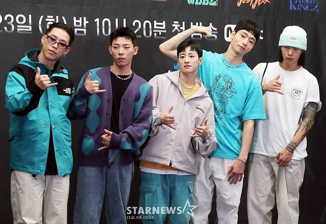 뱅크투브라더스가 23일 오후 서울 마포구 상암동 스탠포드 서울에서 열린 엠넷 '스트릿 맨 파이터' 제작발표회에 참석해 포즈를 취하고 있다. '스트릿 맨 파이터'는 진한 힙합 감성의 뱅크투브라더스(BankTwoBrothers), 퍼포먼스와 쇼맨십이 강한 어때(EO-DDAE), 실력과 대중성을 갖춘 프로젝트 크루 엠비셔스(Mbitious), 엑소, 트와이스 등 국내 탑 아이돌들의 퍼포먼스를 만들어낸 원밀리언(1MILLION), 트렌디한 안무로 K-POP신을 휩쓸고 있는 위댐보이즈(WeDemBoyz), 전세계가 리스펙하는 월드챔피언 저스트절크(JustJerk), 넘치는 에너지로 파워풀한 크럼프 댄스를 선보이는 프라임킹즈(PRIME KINGZ), 높은 인지도와 팬덤을 보유하고 있는 YGX 등 대한민국 댄스 신에서 내로라하는 8크루가 출연한다. 2022.08.23 /사진=김창현 기자 chmt@