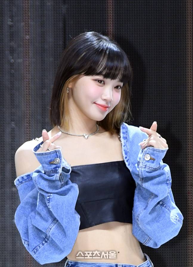 르세라핌(LE SSERAFIM)의 김채원이 17일 서울 연세대학교 백주년기념관에서 진행된 미니 2집 ‘안티프래자일(ANTIFRAGILE)’ 발매 기념 쇼케이스에서 취재진을 향해 포즈를 취하고 있다. 2022. 10. 17. 박진업기자 upandup@sportsseoul.com