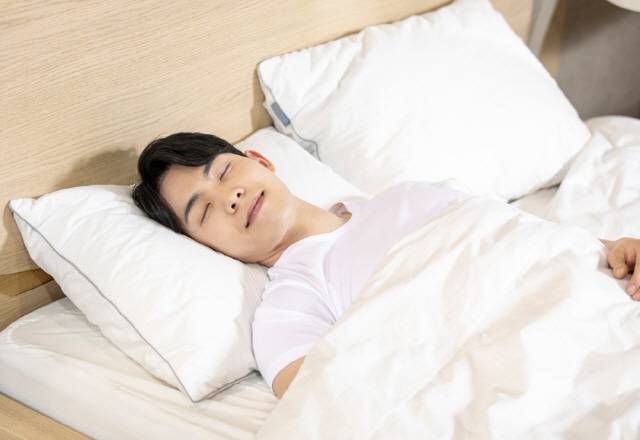 적당히 푹신하고 가로, 세로, 높이가 자신에게 맞는 베개를 선택해야 숙면을 취할 수 있다./사진=클립아트코리아