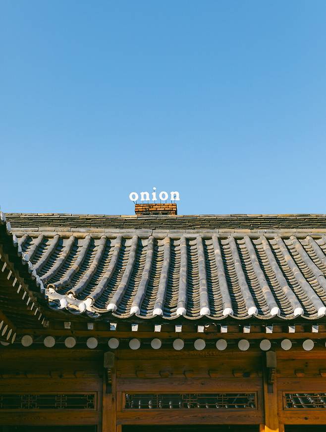 한옥 카페로 유명한 어니언 안국, 여전히 사람이 몰리는 곳이다