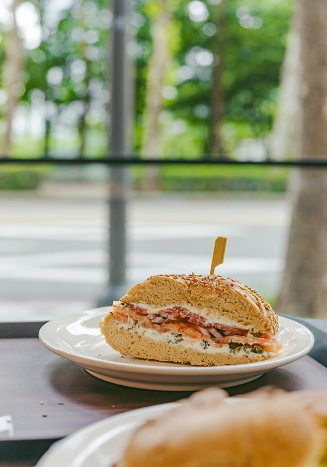 석촌호수를 앞에 두고 즐기는 베이글 브런치