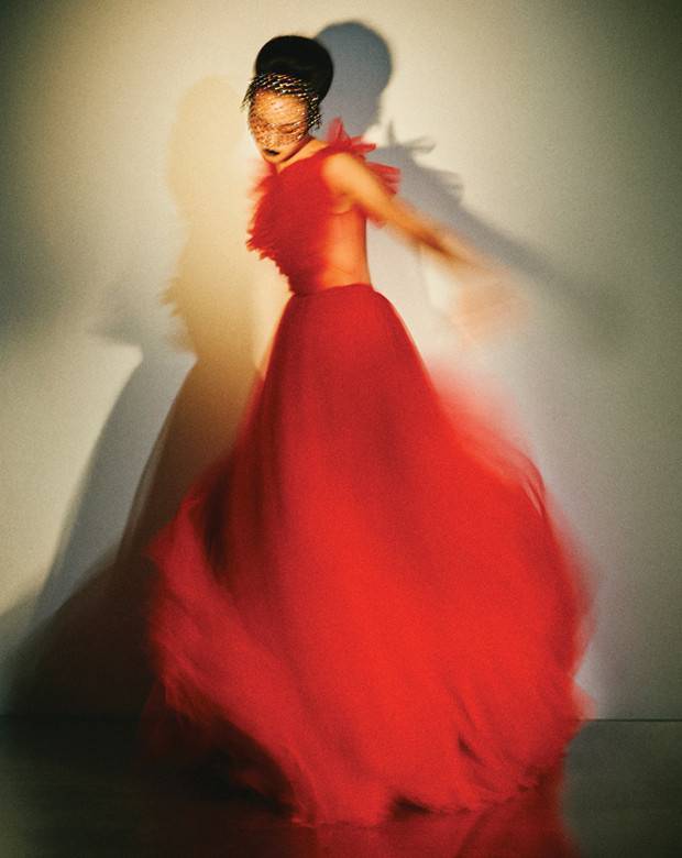 <헝거 게임: 판엠의 불꽃> 중 캣니스 에버딘의 등장 신에서 영감받아 촬영한 컷.