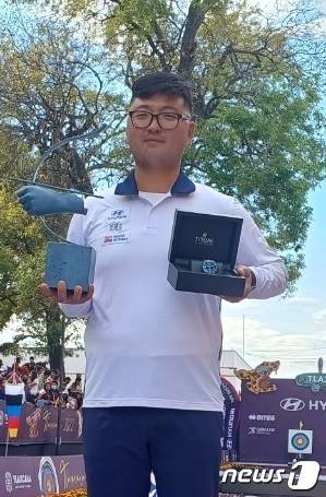 충북 청주시청 소속 양궁 국가대표 김우진(31)이 15~16일 멕시코 틀락스칼라에서 열린 '2022 현대 양궁월드컵 파이널' 남자 리커브에 출전해 우승을 거둔 뒤 기념촬영을 하고 있다.(청주시 제공).2022.10.18/뉴스1