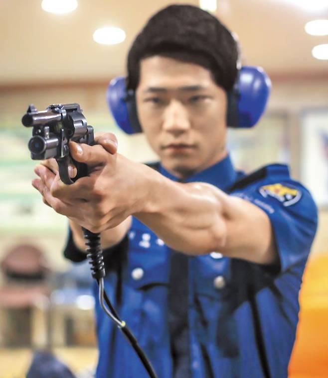 서울경찰청 사격장에서 한 경찰관이 사격 훈련을 하는 모습. /서울경찰청
