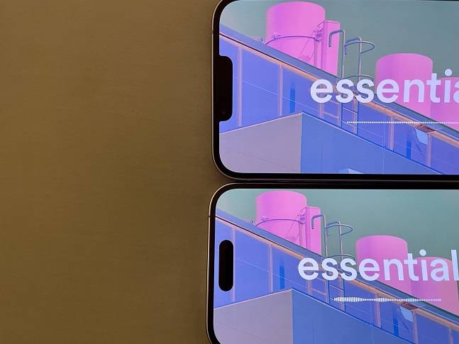 노치가 남아있는 아이폰14 플러스(위)와 다이내믹 아일랜드가 적용된 아이폰14 프로(아래). 다이내믹 아일랜드는 노치에 비해 홀이 아래쪽으로 내려와 영상을 볼 때 오히려 화면을 더 가렸다./사진=백유진 기자 byj@