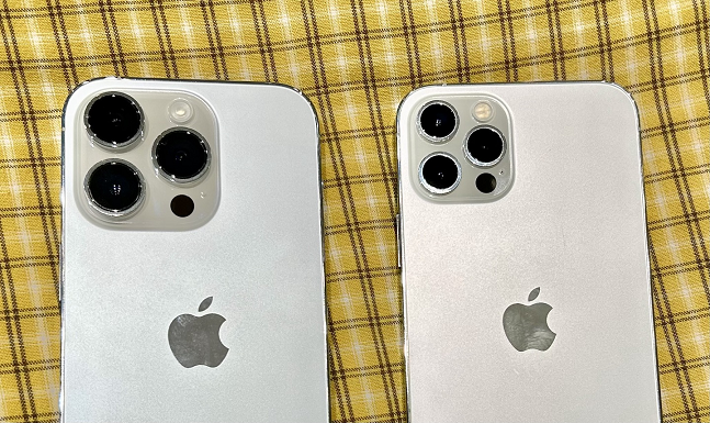 아이폰14 프로(왼쪽)와 아이폰12 프로(오른쪽). 2년 만에 카메라 크기가 두 배 가까이 커졌다./사진=백유진 기자 byj@