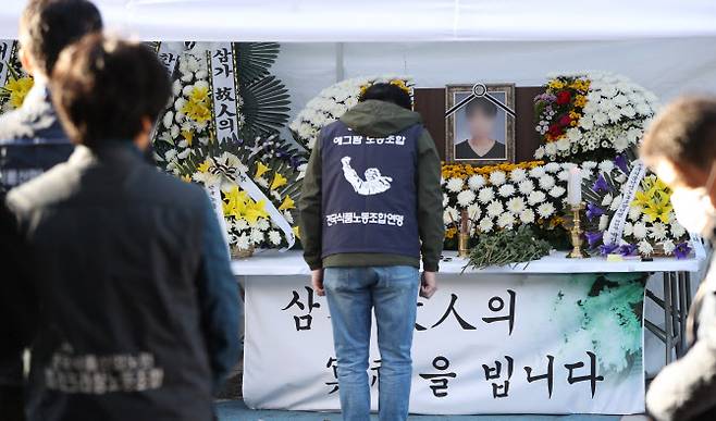 지난 17일 오후 경기 평택시 팽성읍 SPL 평택공장 앞에서 열린 평택 제빵공장 사망사고 희생자 추모제에서 현장 근로자 및 관계자들이 조문을 하고 있다. (사진=뉴스1)