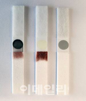 소주에 마약 성분을 탄뒤 실험한 결과(왼쪽)와 소주만 탄 상태(가운데), 원본(오른쪽).(사진=강민구 기자)