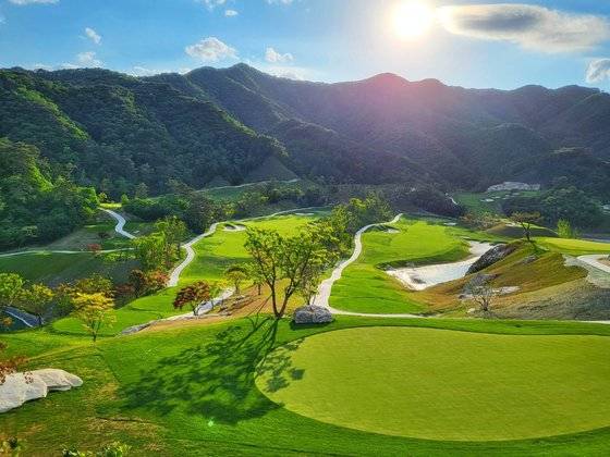 오크밸리의 성문안 골프장. 톰 파지오가 설계를 했으나 건설되지 못하고 노준택씨가 새로 설계해서 문을 열었다. 사진 성문안 골프장