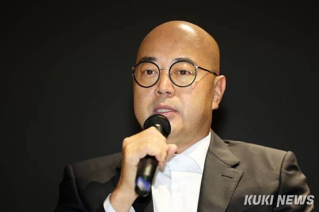 카카오 남궁훈 각자대표가 19일 오전 경기도 성남시 판교 카카오 아지트에서 열린 '데이터센터 화재로 인한 장애' 관련 대국민 기자회견에서 서비스 장애와 관련한 사과문을 발표하고 있다.