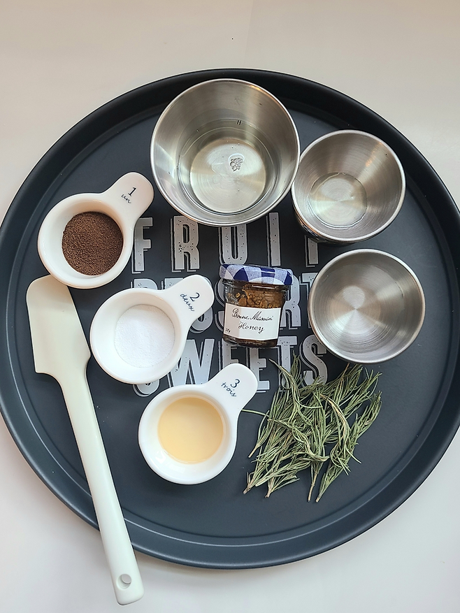 친환경생활연구소 킨센스 김성희 대표가 카페인 효과로 탈모 예방을 기대할 수 있는 ‘커피 샴푸’ 만드는 법을 전했다. 킨센스 제공