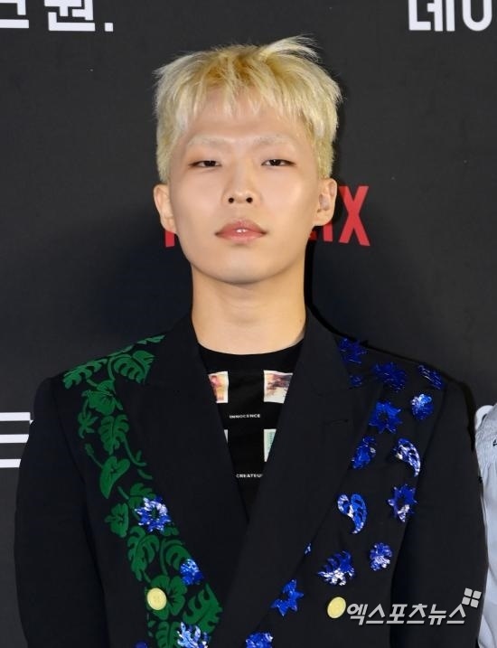 Lee Chan-hyuk, who debuted as Solo Singer, maintained his controversial unusual performance of playing the stage with his back turned. However, he used a mirror to show his face.Lee Chan-hyuk set the stage for his first full-length title song PANORAMA on MBCs Show! Music Core, which aired on the 22nd.Lee Chan-hyuk, who was on stage with a long cloak on the day, performed a stage performance singing with his back to the audience.In addition, Camera also captured Lee Chan-hyuks face in the mirror, not Lee Chan-hyuks face.Lee Chan-hyuk had previously talked about Mnet M Countdown with Silence Interview and his singing performance.At the time, Lee Chan-hyuk did not answer any questions from MCs in the Interview before his debut with Solo Singer.Some of them pointed out that he was insincere and rude, and that he had no response to his expressionless face.Here, on the stage that led to Interview, I turned my back from beginning to end, and I was constantly wondering.The reaction of the public to the unusual stage production that I have never seen before has caused a big topic with the evaluation that it is fresh and embarrassing.As a result, it is not only his musicality, but also the focus on the excessive concept.To make matters worse, YG Entertainment, a subsidiary of YG Entertainment, added to the atmosphere of privacy, and Lee Chan-hyuks Silence Interview and his performance turned out to be controversial.Photo: MBC, Mnet broadcast screen, DB