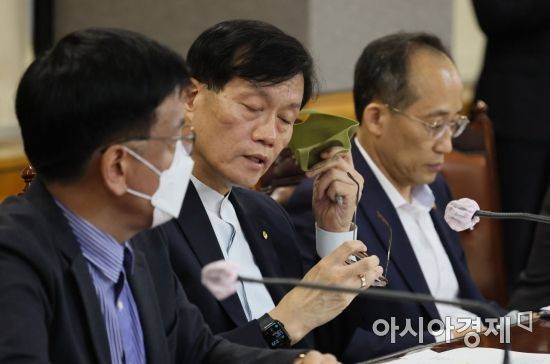 이창용 한국은행 총재와 최상목 경제수석이 23일 서울 중구 은행회관에서 열린 '비상 거시경제금융회의'에 참석, 취재진 질문에 답변하기 위해 마스크를 벗고 있다./윤동주 기자 doso7@/윤동주 기자 doso7@