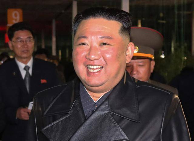 김정은 북한 국무위원장이 노동당 창건일인 10일 함경남도 함주군 연포지구의 대규모 남새(채소)생산기지인 연포온실농장 준공식에 참석해 활짝 웃고 있다. 김 위원장의 얼굴이 벌겋게 그을려 있다. 평양=조선중앙통신·연합뉴스