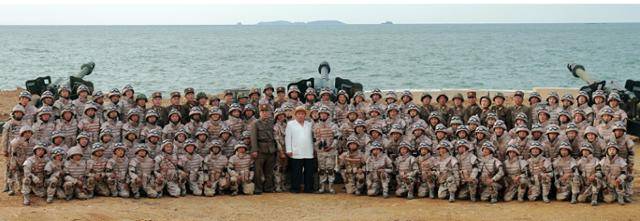 북한 노동당 기관지 노동신문은 10일 "조선인민군 전선장거리 포병구분대들과 공군 비행대들의 화력 타격 훈련이 10월 6일과 8일 진행되었다"고 전했다. 김정은 국무위원장이 병사들과 함께 기념사진을 찍고 있다. 평양=노동신문 뉴스1