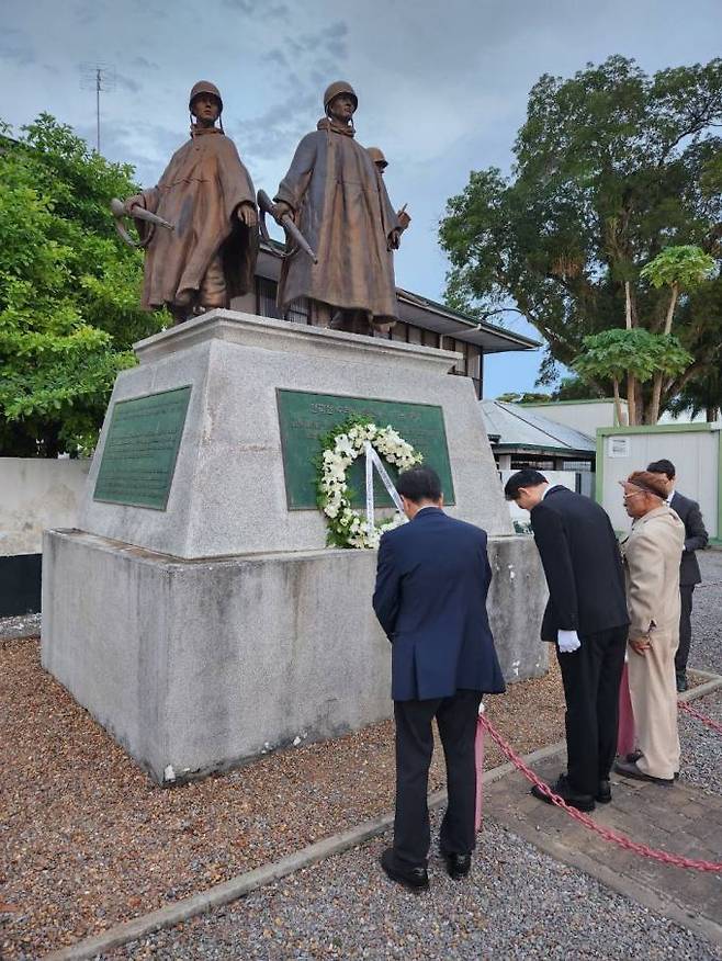 장성민 대통령실 미래전략기획관이 지난 19~20일 수리남을 방문해 한국전쟁 참전 기념비에 방문했다. 사진=외교부 제공