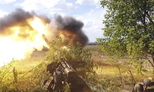 우크라이나 동부 도네츠크주에서 친러시아 도네츠크인민공화국 반군이 우크라이나군을 향해 포격을 가하고 있다. AP연합뉴스