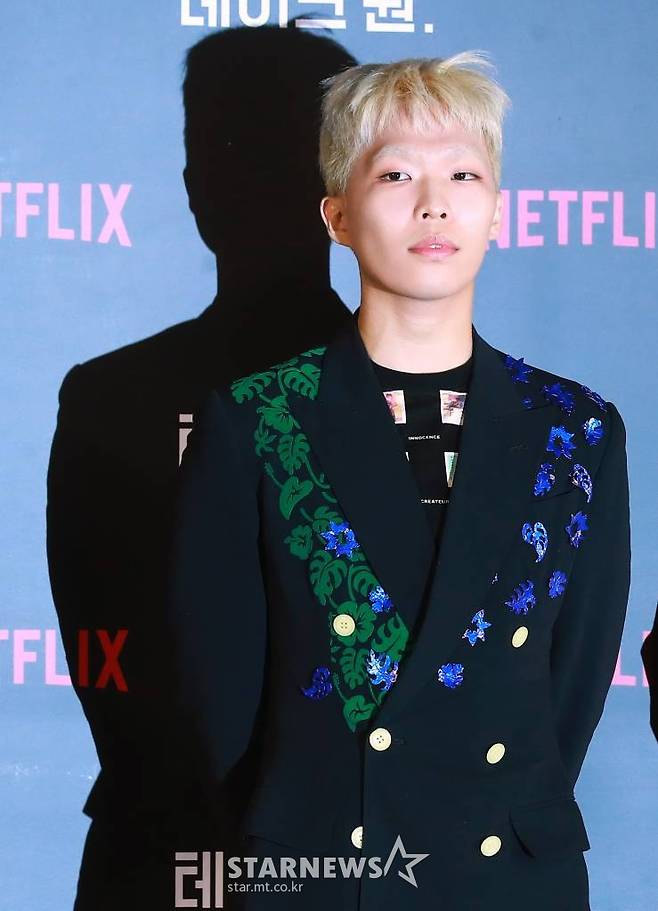 남매 듀오 악뮤(AKMU) 이찬혁이 13일 오전 서울 메가박스 성수점에서 진행된 넷플릭스 예능 '테이크 원' 제작발표회에 참석해 포즈를 취하고 있다. 최고의 아티스트들이 ‘생애 가장 의미 있는 단 한 번의 무대’를 만들어 나가는 과정을 담은 리얼 음악쇼 '테이크 원'은 오는 14일 공개된다. /2022.10.13 /사진=이동훈 기자 photoguy@