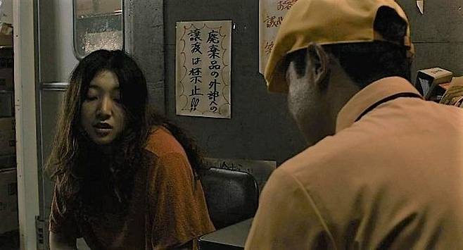 영화 '마농의 샘'에서 제 가슴에 마농의 리본을 꿰매던 위골랭(다니엘 오떼유 분)울 연상케 하는 이치코를 연기한 배우 안도 사쿠라 ⓒ