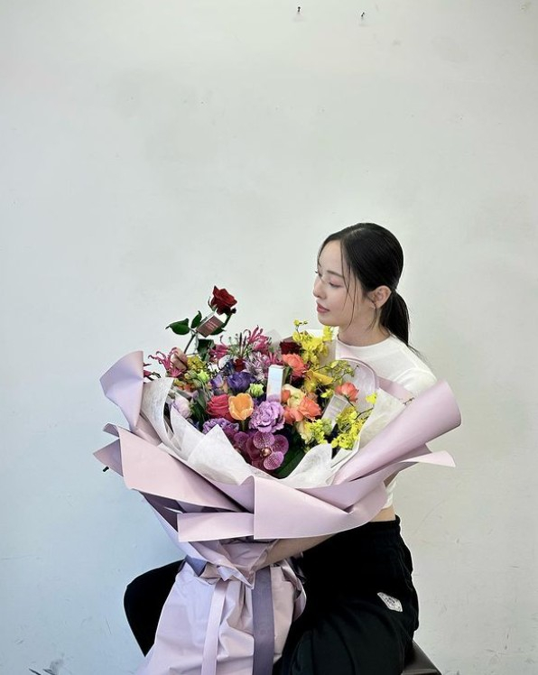 Lee Da-hee released a picture on his 24th day with his phrase Time with Lavigne and Times to Come through his instagram.In the photo, Lee Da-hee tied his head tightly and held a large bouquet of flowers. Lee Da-hee showed off his clear and clean beauty without being gorgeous.The netizens who saw this showed responses such as You are more beautiful than flowers, What is your sister flower, It is neat and neat, I really love you.On the other hand, Lee Da-hee is in close contact with Choi Si-won in the current ENA drama Frozen Love.