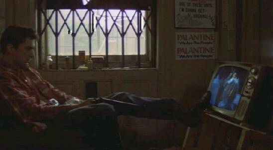 영화 택시 드라이버 한 장면. 보드리야르는 "도시의 인구집중은 결국 개인을 소외시키고, 성장의 사회는 풍요로운 사회와는 정반대의 방향으로 발전한다"고 주장한다.