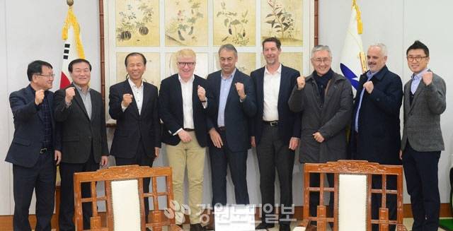 ▲ 지난 2019년 당시 최문순 강원지사가 영국 멀린사 존 어셔 개발사장 등과 춘천 레고랜드 코리아 사업안을 논의했다. 강원도민일보 자료사진