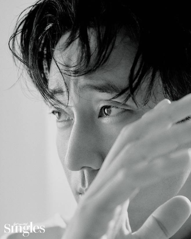 So Ji-sub showed off her model-turned-beauty look.In the November issue of the singles released, So Ji-sub produced a soft and masculine atmosphere by matching black turtlenecks and pants.So Ji-sub is about to release the movie confession.In the crime thriller confession, So Ji-sub is a successful businessman, but he plays Yu Min Ho, who is suspected of a secret murder case and faces the biggest crisis of his life.Acting as a representative of a promising IT company, he had to show a variety of emotions such as desperation, desperation, and sensitivity in a short running time. It was a work that I had never experienced before, he said.When asked about the unpredictability of his next film, So Ji-sub said, When I finished a movie or a drama and chose the next one, I tried hard to avoid a role similar to the previous one. Of course, there was a process of failure, but it also helped me.He expressed his enthusiasm for Top Model, saying that he was attracted to new things and Top Model. He also said that he was most excited when he witnessed his new appearance as an actor and a human being.Confession will be released on October 26.
