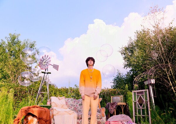 Group BTS Jin unveiled the last concept photo of Solo single.Jin, who is set to release his solo single The Astronaut on the 28th, posted a full shot and a Close-Up shot of his last concept photo Land on Earth on BTS official SNS on the 26th.This photo has a warmer color than the previous Outlander and Lunar Eclipse versions, creating a fairy tale atmosphere.In the Land on Earth version concept photo, Jean boasted a boyish visual with a firm hairstyle and freckle makeup.The full shot has a sense of global atmosphere that is unfamiliar to astronauts through the harmony of various props and backgrounds, and in the Close-Up shot, Jean is making a dreamy look that seems to fall straight.Jean has demonstrated a wide range of digestive power through three versions of concept photos Outlander, Lunar Eclipse and Land on Earth.Jean, who has released the concept photo, will release the music video teaser of The Astronaut on the 27th.On the other hand, Jean will participate as a special guest in the Argentine performance of Coldplay World Tour MUSIC of the SPHERES on 28th (local time) and perform The Astronaut with Coldplay.