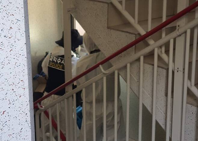 경기 광명시 소하동의 한 아파트에서 세 모자가 숨진 사건과 관련해 26일 경찰 과학수사대가 이 아파트 비상계단 내 창문틀에 대한 현장감식을 하고 있다. 이정하 기자