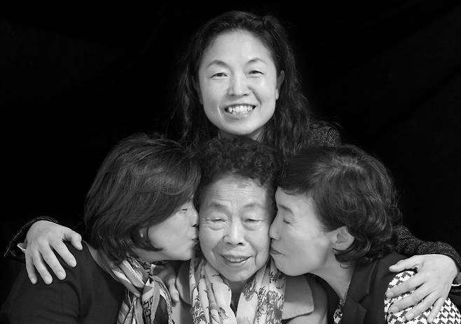 딸들의 재롱에 구순의 어머니 얼굴에 웃음이 번집니다. 환하디환한 웃음입니다.