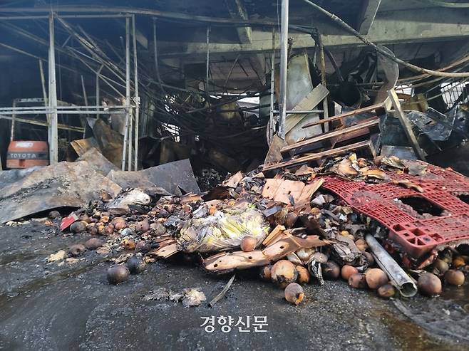 대구 북구 매천동 농수산물도매시장 A동에 26일 오전 7시쯤 양파와 사과 등 농수산물이 바닥에 널브러져 있다. 김현수 기자