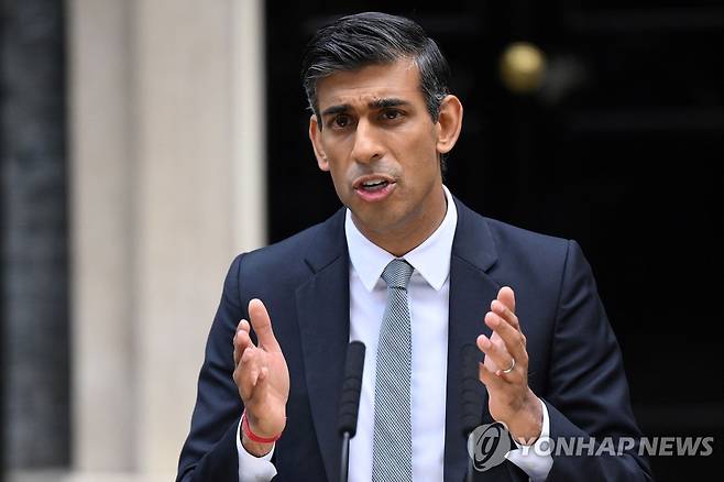 취임 후 연설하는 리시 수낵 英 신임 총리 (런던 AFP=연합뉴스) 리시 수낵 영국 신임 총리가 25일(현지시간) 런던 다우닝가 10번지 총리실 앞에서 연설하고 있다. 수낵 총리는 이날 찰스 3세 국왕으로부터 영국의 57대 총리로 임명됐다. 2022.10.25 ddy04002@yna.co.kr