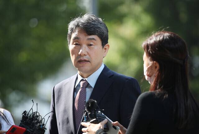 이주호 사회부총리 겸 교육부 장관 후보자가 지난달 30일 오전 서울 여의도 한국교육시설안전원에 마련된 인사청문회 준비 사무실로 첫 출근을 하며 기자들의 질문에 답하고 있다. 신소영 기자 viator@hani.co.kr