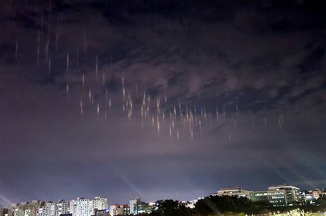26일 오후 제주시 도남동에서 바라본 하늘에 빛기둥이 나타난 모습. / 사진=연합뉴스