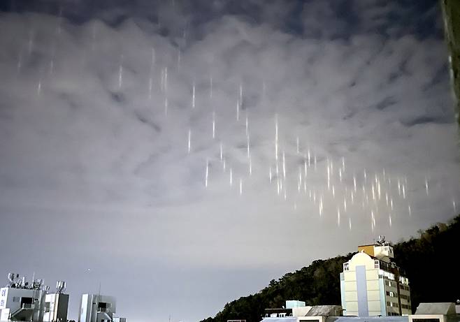 26일 오후 제주시 건입동에서 바라본 하늘에 빛기둥이 나타난 모습. / 사진=연합뉴스