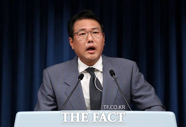 대통령실은 28일 군사기밀 유출 혐의가 대법원에서 유죄가 확정된 김태효 국가안보실 제1차장(사진)에 대해 "벌금형에 선고유예라는 가장 가벼운 판결을 내렸다. 사건의 내용이나 경위, 지금까지 근무 상황을 종합적으로 판단해야 할 것으로 보고, 별도 조치가 필요하다고 보지 않는다"는 입장을 밝혔다. /뉴시스